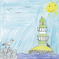 Bunte Kinderzeichnung mit einem Leuchtturm auf einer Insel, einer Möwe auf Felsen und einer Sonne am Himmel.