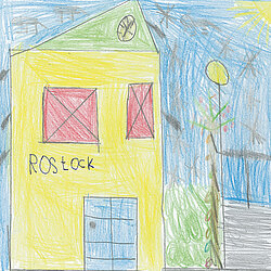 Bunte Kinderzeichnung eines gelben Hauses mit grünem Dach, zwei roten Fenstern, einer blauen Tür, einem Baum und einer Sonne am Himmel.