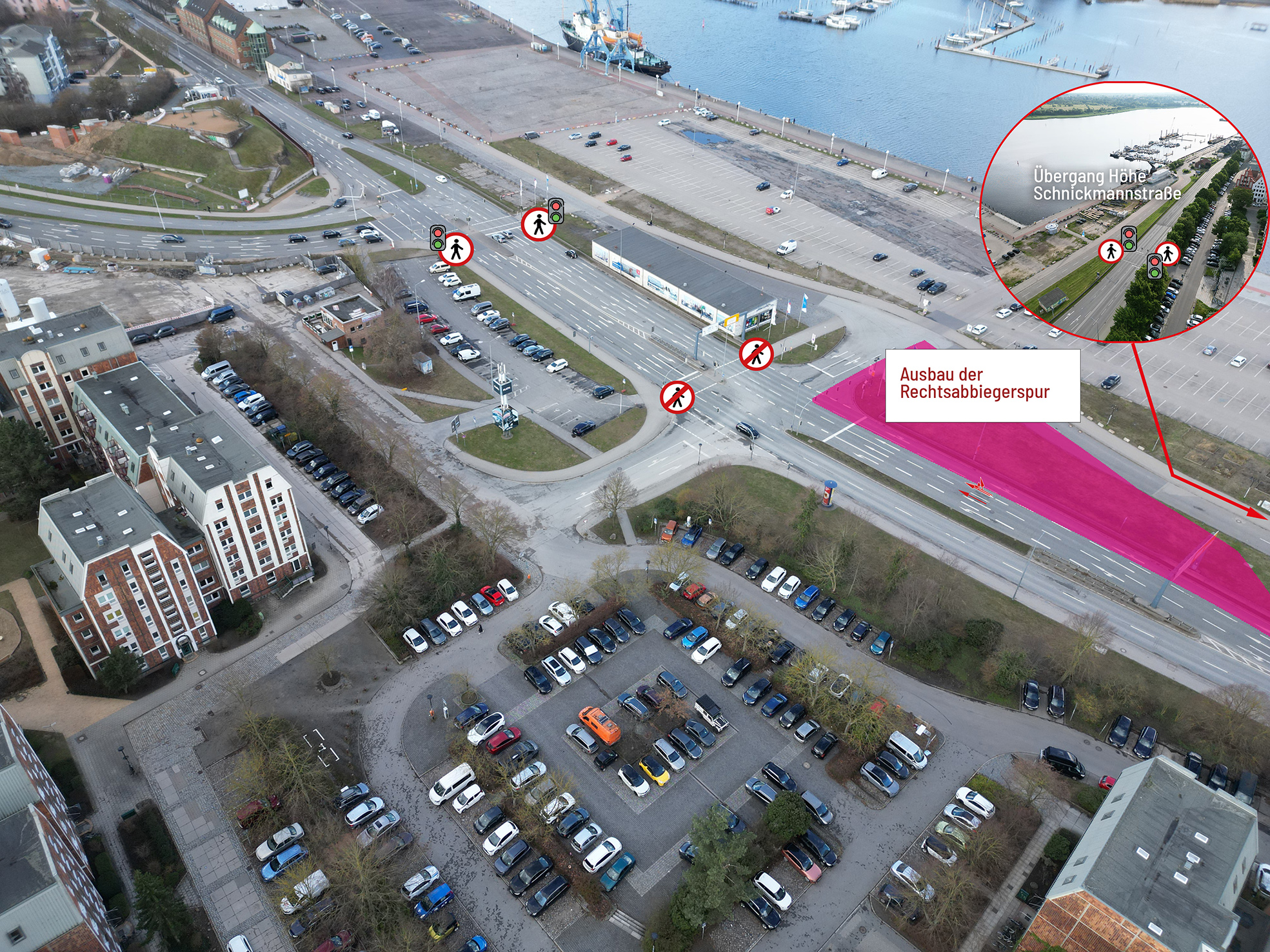 Luftaufnahme eines Straßenabschnitts mit Parkplätzen, Gebäuden und markiertem Bereich für den Ausbau der Rechtsabbiegerspur